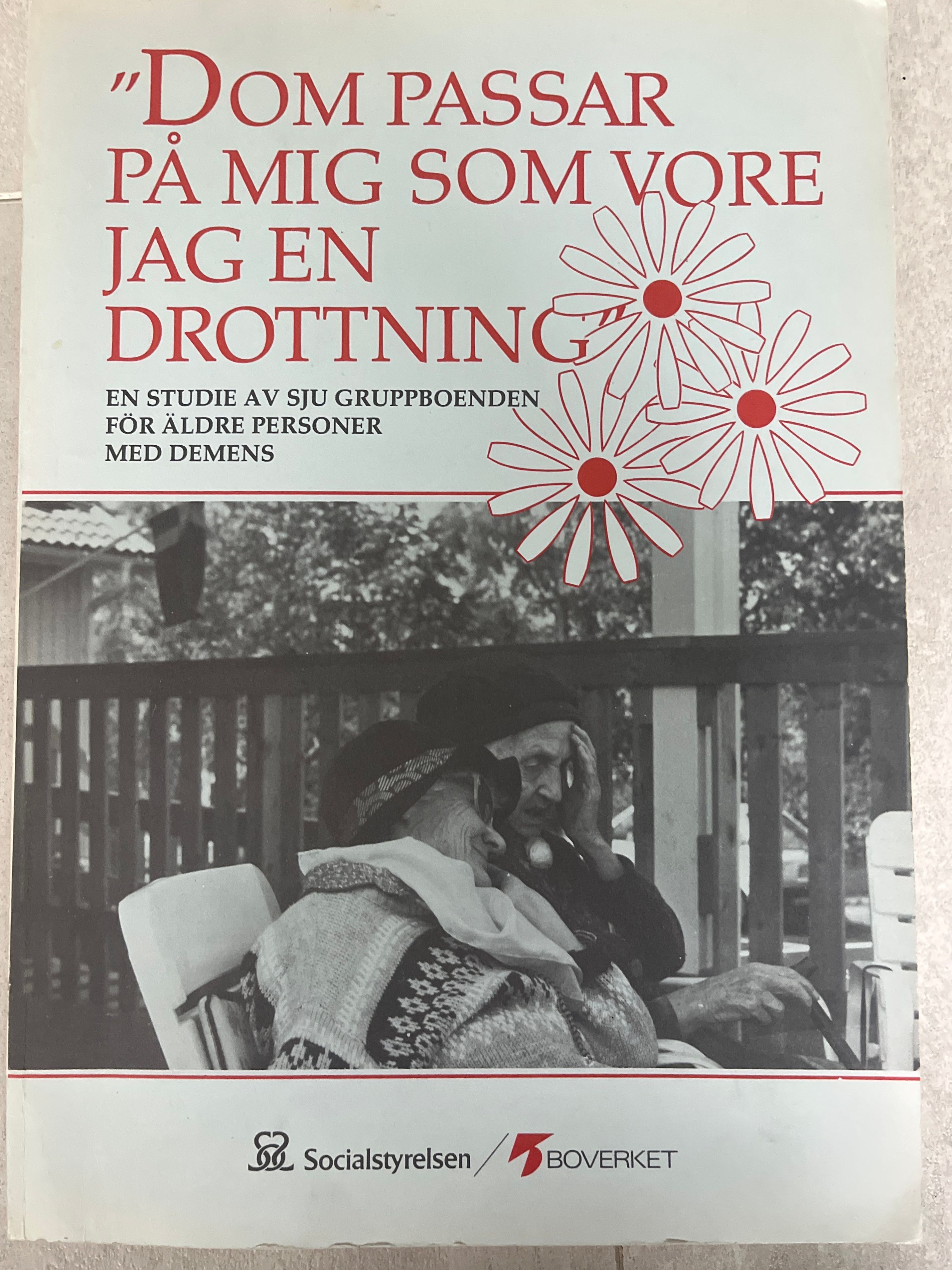 "Dom passar på mig som vore jag en drottning" : [en studie av sju gruppboenden för äldre personer med demens] - 9789138112083